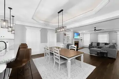 Image de Luxurious, 3-Bedroom home – 5 mins from entertainment district!