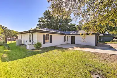 Image de Newly Renovated Home on Cedar Creek Lake!