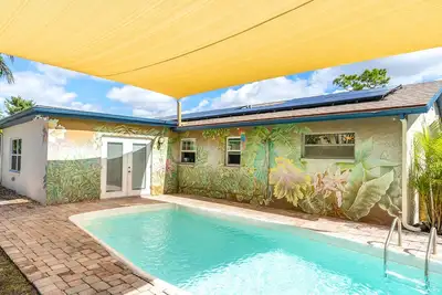 Image de *New* Heated Pool & Jacuzzi! Foosball! King Bed!