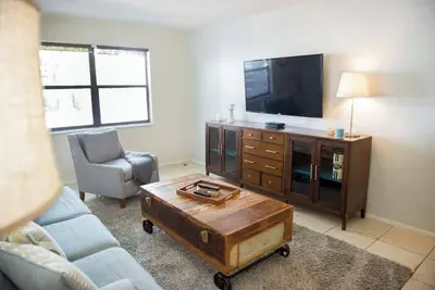 Image de 2 units in a 4 unit quaint building with pool, sleeps up to 12- perfect for gatherings!