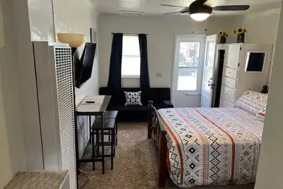 Image de Nice Quite Studio Apartment with Queen Bed, Full kitchen and bath near Down Town