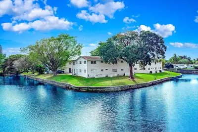 Image de Canal View Ground Floor Retreat – Palm Wave Stays