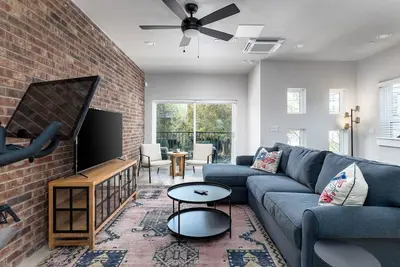 Image de Riverwalk-Pearl Luxe Townhome | 1mi. Pearl Brewery