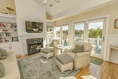Image de Flip Flops overlooks the signature hole of the golf course and has a beautiful view of the ocean!