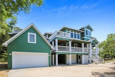 Image de Beautiful 6br home /private pool, hot tub, rec room, 5 min walk to beach