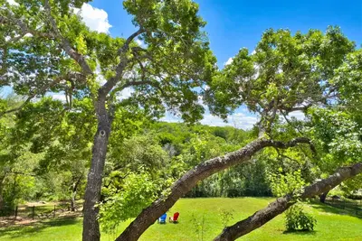 Image de Oasis by the Lake, a Family Friendly Retreat with Spectacular Hill country view