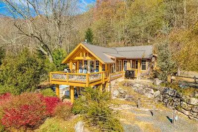 Image de Luxury cottage with spacious deck, amazing views, hot tub, & washer/dryer