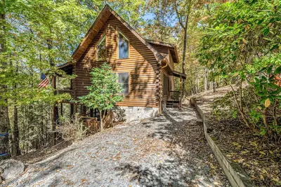 Image de Dog-friendly mountain cabin with deck, hot tub, firepit, fireplace, W/D, & Ac