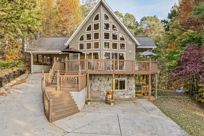 Image de Gorgeous home with wraparound deck, mountain views, hot tub, sauna, & fireplace