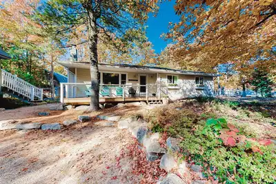 Image de Remodeled, single-level cottage with washer/dryer & central Ac - near everything