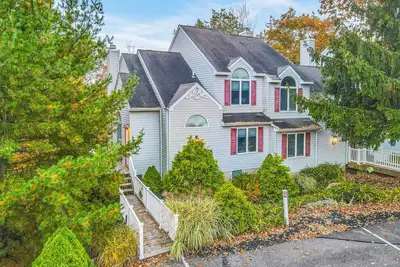 Image de Dog-friendly townhome near lake & skiing with furnished deck, grill & air hockey