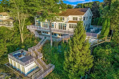 Image de Exquisite lakefront home with firepit, fast WiFi, central Ac, piano, games & W/D