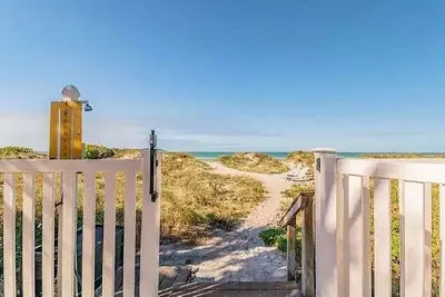 Image de Indian Rocks Beach Direct Gulf Front Condo, Heated Pool, Walk to Attractions