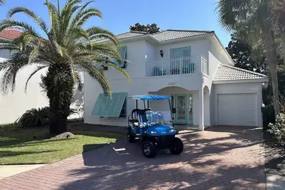 Image de Pet Friendly! Free Golf Cart, Private Pool & Backyard, Pools/Tennis/Gym/Playground ~ Destiny East