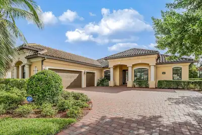 Image de Bonita National dog-friendly home with a lanai, pool, pool spa, and home office
