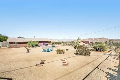 Image de Centrally located dog-friendly desert home with swing set, books & enclosed yard