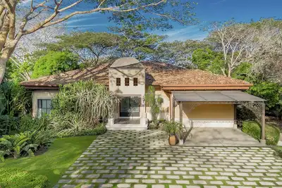 Image de Luxe tropical villa with private pool, fairway views & on-site golf\/pools\/tennis
