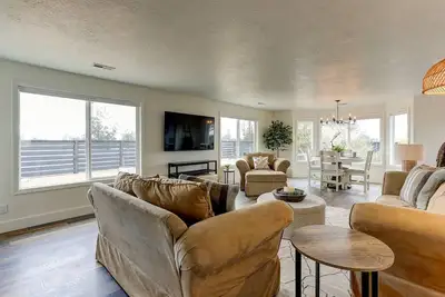 Image de Incredible Historic Reindeer Ranch, Hot Tub, Dog Friendly, Chef's Kitchen, Huge Deck w/ Bbq, & More