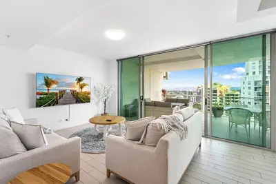 Image de Modern and Spacious 2 Level Apartment | Sleeps 10
