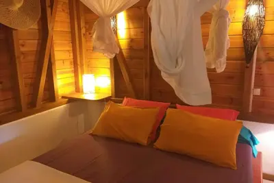 Image de Bungalow tout équipé avec cuisine extérieure, climatisation, salle de bain douche italienne