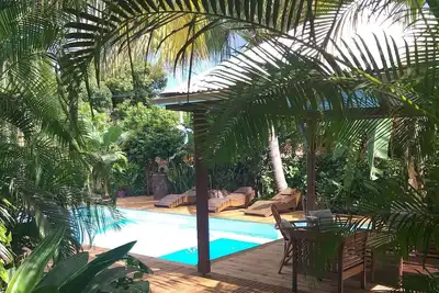 Image de Bungalow tout équipé avec cuisine extérieure, climatisation, salle de bain douche italienne