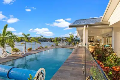 Image de Executive  Waterfront Home