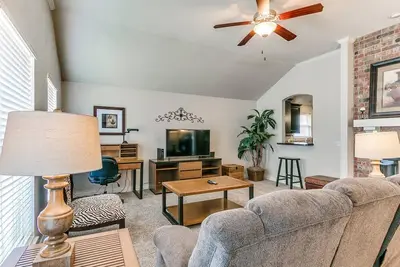 Image de Inviting and Updated Home with a Storm Shelter!