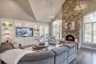 Image de 5 Ski Resorts within 16 Miles | Salt Water Hot Tub