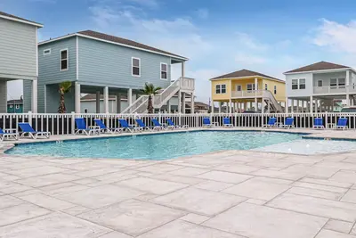 Image de Tropical pool! Boat parking! Brand new 3 bedroom, 2 bath with pool views!