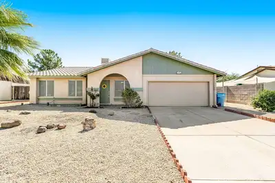 Image de Home with pool, grill, firepit, washer/dryer & central Ac - near golf & hiking