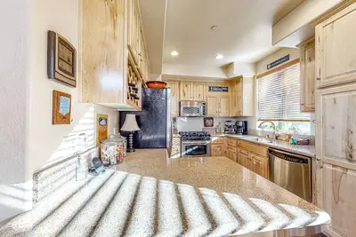 Image de 2-story townhouse with Mammoth Mountain views, grill, fireplace