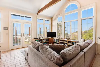 Image de Secluded beachfront home with Pacific Ocean views, fireplace, game room, grill