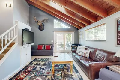 Image de Dog-friendly getaway with Hot tub, two decks, pellet stove, central Ac, & W/D
