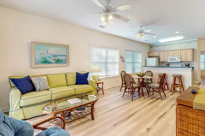 Image de Beautiful ground-floor condo with outdoor pool, sauna, gym, washer\/dryer, Ac