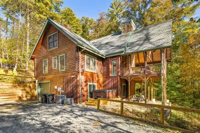 Image de Gorgeous riverfront cabin with firepit, central Ac, & washer/dryer