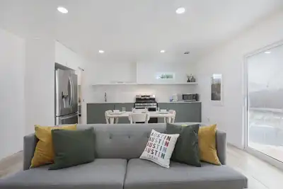 Image de Renovated & Pet Friendly! East Austin 2bd home w/ Yard