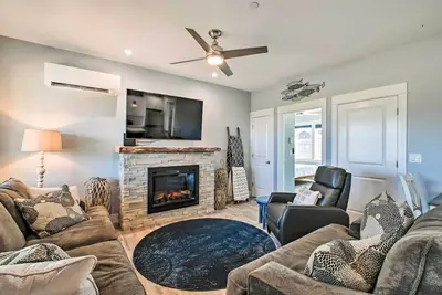 Image de Ocean Shores Getaway w/ Fireplace & Hot Tub!