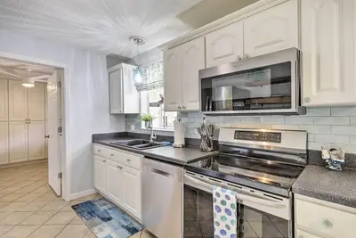 Image de Merritt Island Home: Fire Pit & Canal Access!