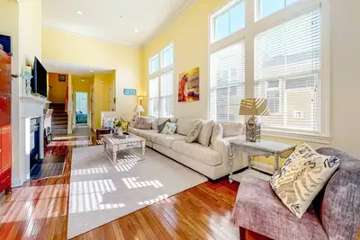Image de Bayside Resort home with decks, gas fireplace, bikes, ping-pong table, W/D, & Ac