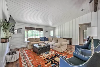 Image de Modern Kilgore Home w/ Yard ~ 14 Mi to Lake!