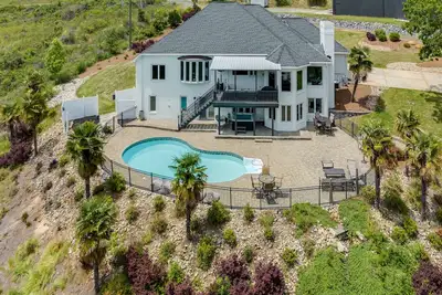 Image de Beautiful Waterfront Home with abundant outdoor seating, pool, hot tub, grill