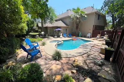 Image de Luxury Retreat - Tranquil getaway with Pool, Hot Tub, Game Room, & 2 King Suites