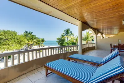 Image de Vue sur Piscine-Super spacieuse-Villa-Salle de bain-Lp 2d