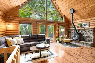 Image de Cabin Sweet Cabin - Modern Log Cabin @ Beaver Lake W/Hot Tub