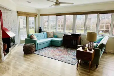 Image de Marigold Inn! Mid century renovated home! 1. 2 mi from Nd! !