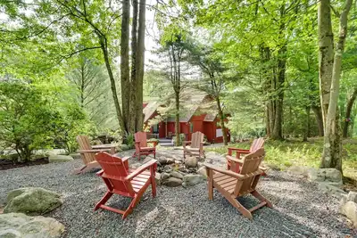 Image de Outdoor Theater, Deck & Fire Pit: Poconos Retreat