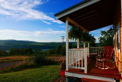 Image de Vineyard Farmhouse w\/ Hot Tub + Lake Views