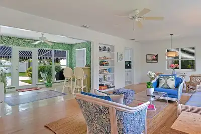 Image de Charming redone house just minutes from beach…