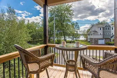 Image de Serene Mountain Lakeview Retreat just two blocks from the beach!
