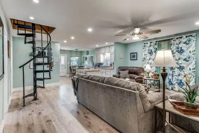 Image de Stockyards! Less than 3 mins-Sleeps 8 -Gable House, Tcu close by